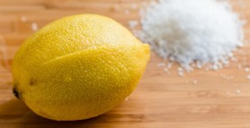 Ce se întâmplă de fapt dacă presari sare pe o lămâie tăiată. Trucul banal cu efecte uimitoare